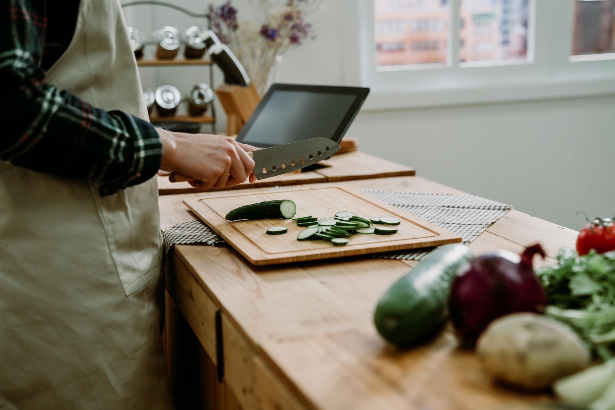 Angolo accogliente di una cucina professionale
