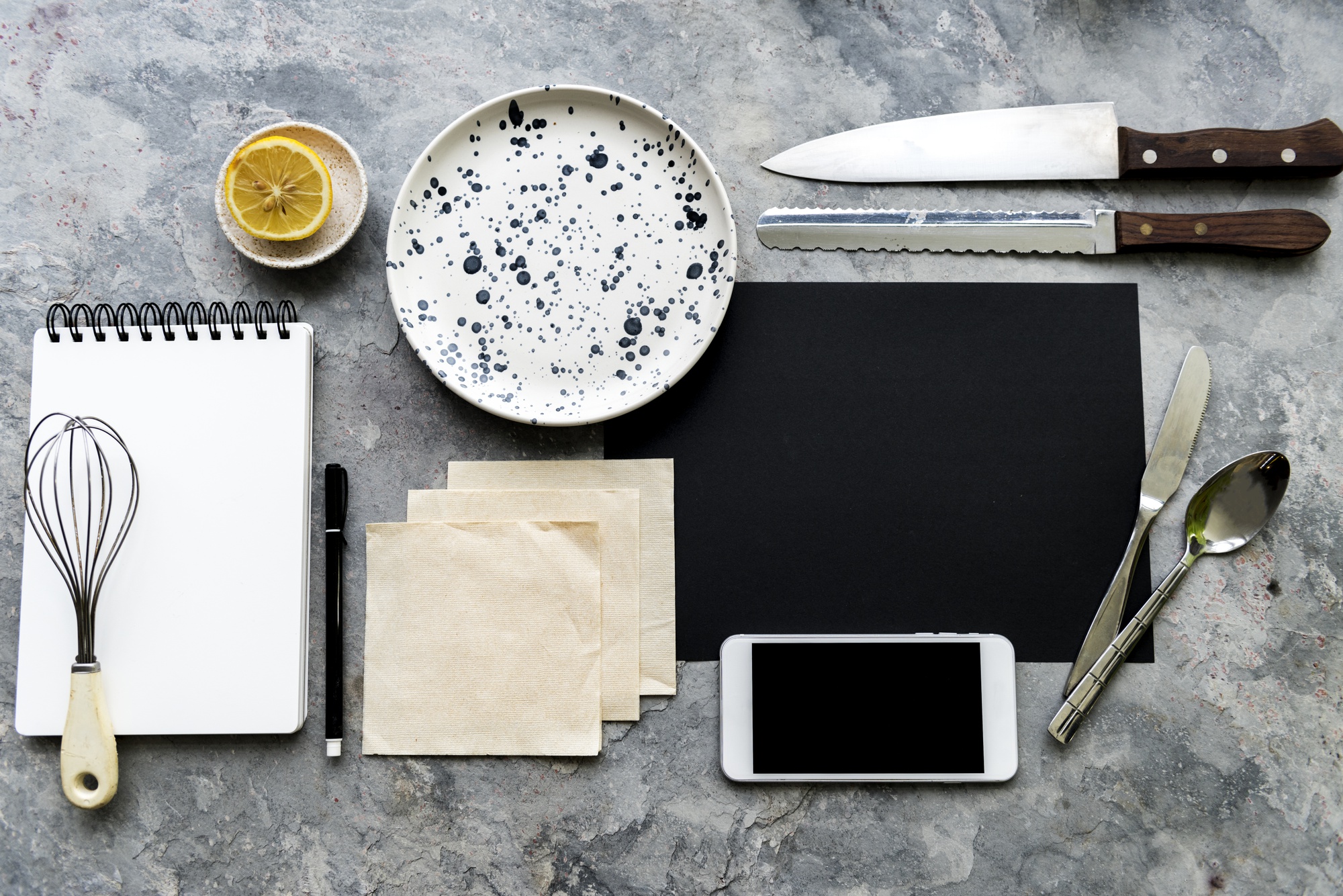Set di utensili professionali e ricetta stampata